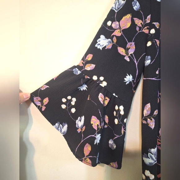 Gibsonlook small 3/4 bell sleeve Ruffle Asymmetrical Blouse dark floral - Picture 2 of 6